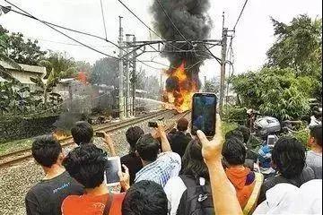 饭店起火吃瓜群众,吃瓜群众围观下的紧急救援时刻