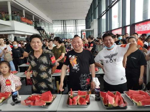 一大堆围观吃瓜群众,吃瓜群众热议焦点事件