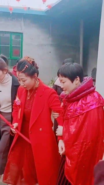 新郎成了吃瓜群众