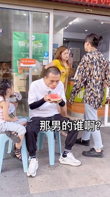 吵架情侣吃瓜群众视频,吃瓜群众围观，场面一度尴尬